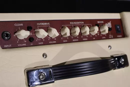 Blackstar Amplification - Ampli Debut 50R à réverbération (crème et rouge) 2