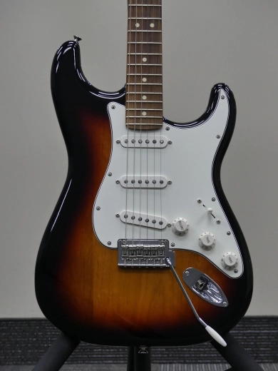 Fender - Player Stratocaster Pau Ferro - 3 Tone Sunburst 2