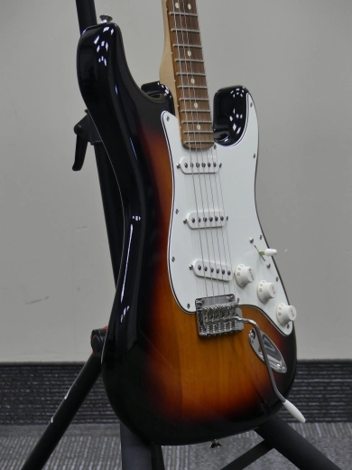 Fender - Player Stratocaster Pau Ferro - 3 Tone Sunburst 3