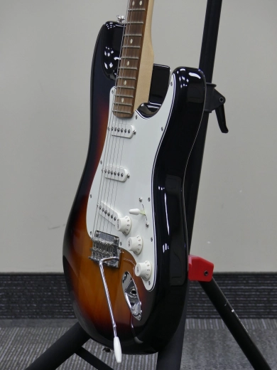 Fender - Player Stratocaster Pau Ferro - 3 Tone Sunburst 4