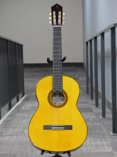 Yamaha - Guitare classique CG162S en pinette massive et mozambique