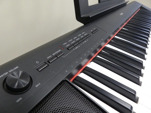 Yamaha - NP12 Clavier portable Piaggerro 61 touches - Noir 4