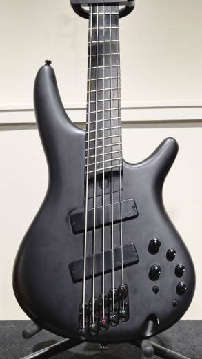 Store Special Product - Ibanez - Basse 5 cordes SR Iron Label multidiapason (noir mat)