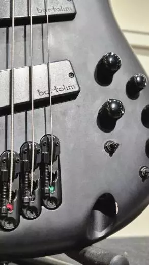 Ibanez - Basse 5 cordes SR Iron Label multidiapason (noir mat) 2