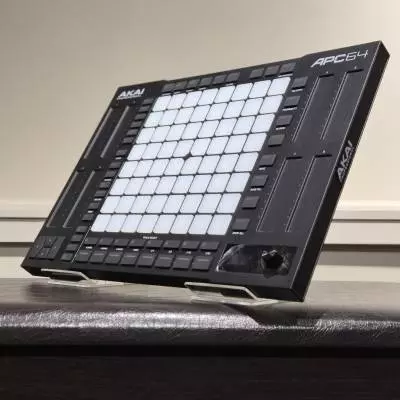 Akai - Unité de commande APC64 pour Ableton Live avec pavés sensibles à la vélocité et bandes tactiles assignables 2