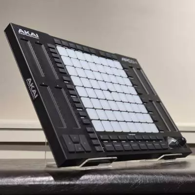 Akai - Unité de commande APC64 pour Ableton Live avec pavés sensibles à la vélocité et bandes tactiles assignables 2