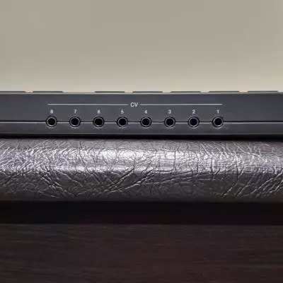 Akai - Unité de commande APC64 pour Ableton Live avec pavés sensibles à la vélocité et bandes tactiles assignables 2