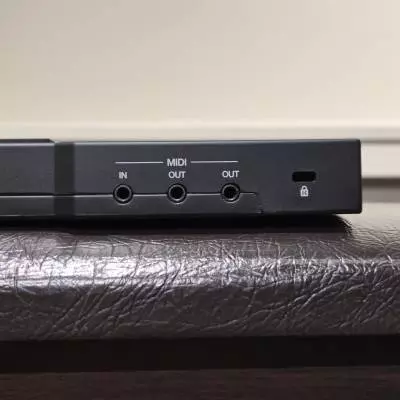 Akai - Unité de commande APC64 pour Ableton Live avec pavés sensibles à la vélocité et bandes tactiles assignables 2