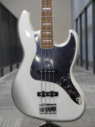 Fender - Jazz Bass Vintera 70s, touche Pau Ferro avec tui souple - Inca Silver 2