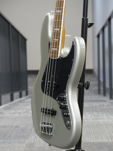 Fender - Jazz Bass Vintera 70s, touche Pau Ferro avec tui souple - Inca Silver 4