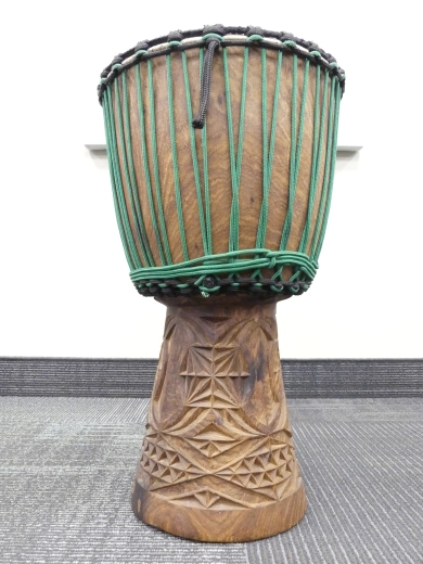 African Drums - Djembe Africain L avec base entièrement sculptée 2