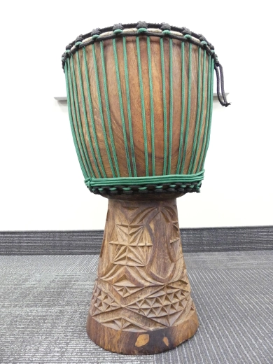African Drums - Djembe Africain L avec base entièrement sculptée