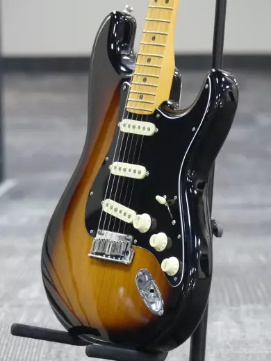Fender - Guitare Stratocaster American Ultra Luxe, touche en érable - 2 couleurs Sunburst 2