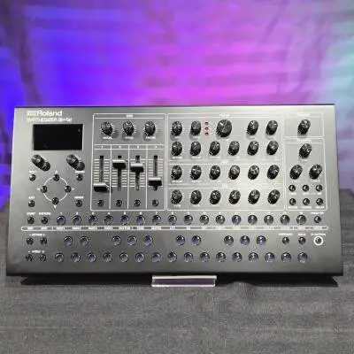 Roland - Synth�tiseur de bureau multitimbral SH-4d � 4 parties