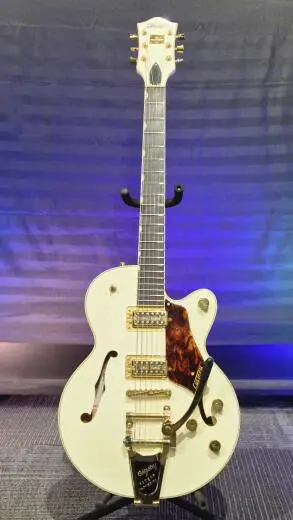 Gretsch Guitars - G6659TG Players Edition Broadkaster Jr. Bloc central � pan coup� avec String-Thru Bigsby et quincaillerie en or, touche en �b�ne - Vintage White