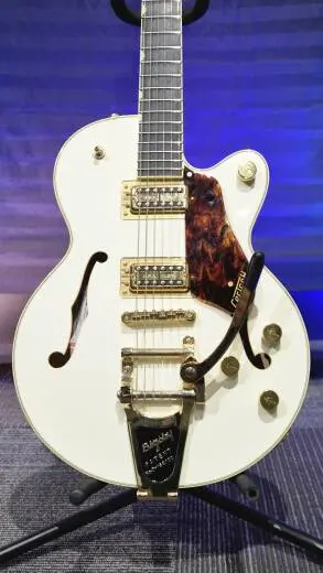 Gretsch Guitars - G6659TG Players Edition Broadkaster Jr. Bloc central � pan coup� avec String-Thru Bigsby et quincaillerie en or, touche en �b�ne - Vintage White 2