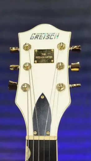 Gretsch Guitars - G6659TG Players Edition Broadkaster Jr. Bloc central � pan coup� avec String-Thru Bigsby et quincaillerie en or, touche en �b�ne - Vintage White 2