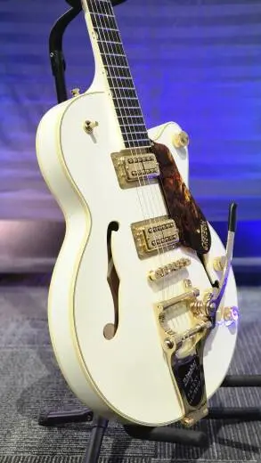 Gretsch Guitars - G6659TG Players Edition Broadkaster Jr. Bloc central � pan coup� avec String-Thru Bigsby et quincaillerie en or, touche en �b�ne - Vintage White 2
