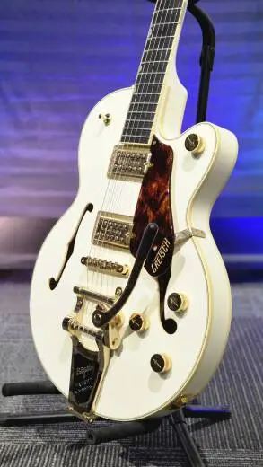 Gretsch Guitars - G6659TG Players Edition Broadkaster Jr. Bloc central � pan coup� avec String-Thru Bigsby et quincaillerie en or, touche en �b�ne - Vintage White 2