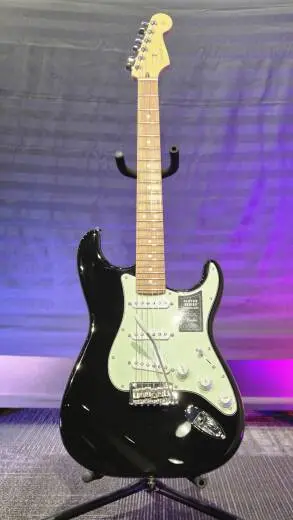 Fender - Stratocaster Player en s�rie limit�e avec touche en pau ferro torr�fi� (fini noir)
