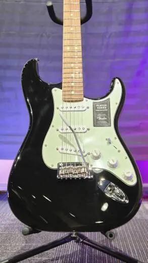 Fender - Stratocaster Player en s�rie limit�e avec touche en pau ferro torr�fi� (fini noir) 2