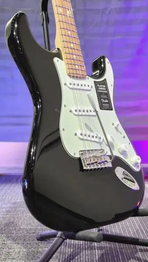 Fender - Stratocaster Player en s�rie limit�e avec touche en pau ferro torr�fi� (fini noir) 2