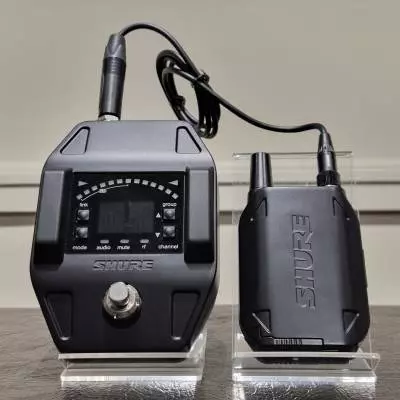 Shure - Systme sans fil numrique format pdale GLXD-16 pour guitare avec cble WA305