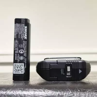 Shure - Systme sans fil numrique format pdale GLXD-16 pour guitare avec cble WA305 2