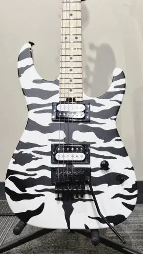 Charvel Guitars - Guitare �lectrique Pro-Mod DK22 HH FR M signature Satchel � touche en �rable (fini Satin White Bengal) 2