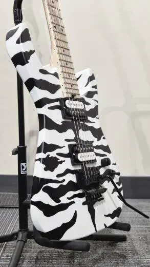 Charvel Guitars - Guitare �lectrique Pro-Mod DK22 HH FR M signature Satchel � touche en �rable (fini Satin White Bengal) 2