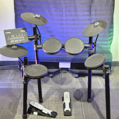 Yamaha DTX402K Electronic Drum Kit With DS550 Throne & HPH-100