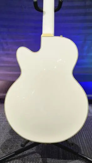 Gretsch Guitars - G6659TG Players Edition Broadkaster Jr. Bloc central � pan coup� avec String-Thru Bigsby et quincaillerie en or, touche en �b�ne - Vintage White 2