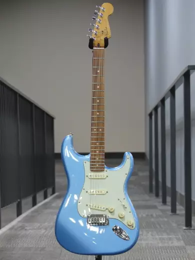 Fender - Guitare Stratocaster Player Plus, touche en Pau Ferro - Opal Spark