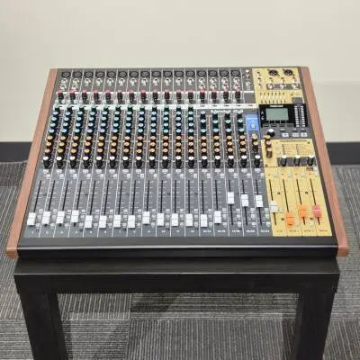 Tascam - Enregistreur multipiste mod�le 24 avec interface audio USB int�gr�e et table de mixage analogique