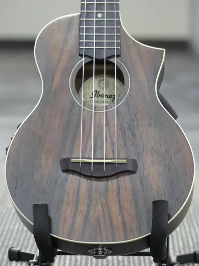 Ibanez - Ukul�l� concert � pan coup� UEW13MEE EW, �b�ne de Macassar avec �lectronique - Pores ouverts marron fonc� 2