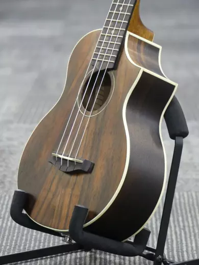 Ibanez - Ukul�l� concert � pan coup� UEW13MEE EW, �b�ne de Macassar avec �lectronique - Pores ouverts marron fonc� 2