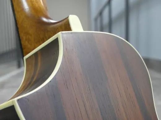 Ibanez - Ukul�l� concert � pan coup� UEW13MEE EW, �b�ne de Macassar avec �lectronique - Pores ouverts marron fonc� 2