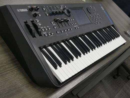 Yamaha - Synthtiseur MODX6+  61 touches semilestes 5