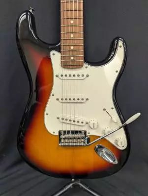 Fender - Player Strat PF 3-Tone Sunburst 2