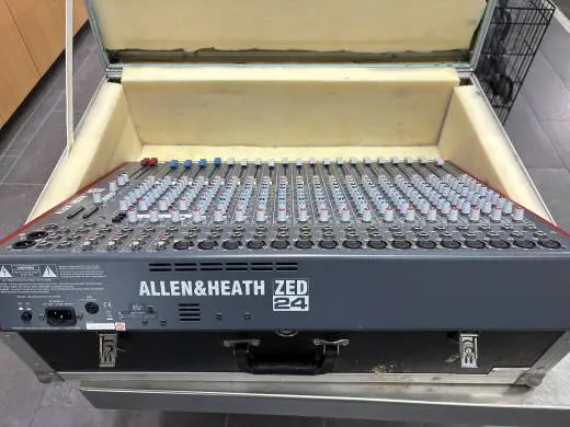 Allen & Heath - ZED-24 Mixer 2