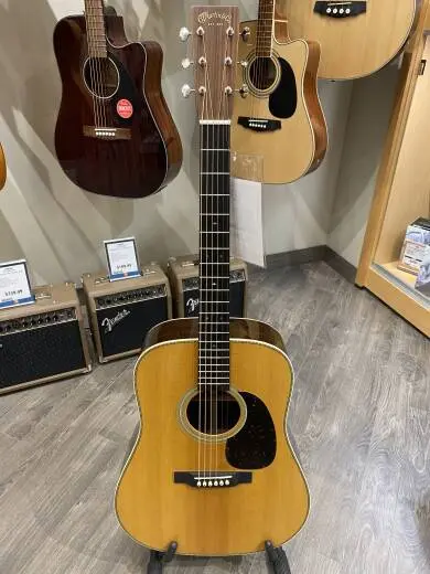 Martin Guitars - HD-28 V18