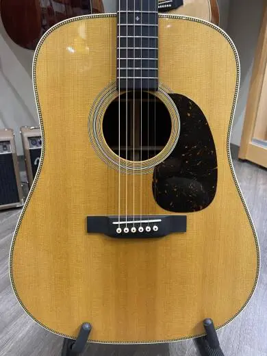 Martin Guitars - HD-28 V18 2