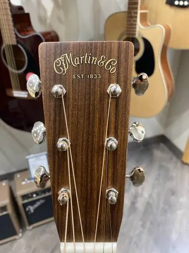 Martin Guitars - HD-28 V18 2