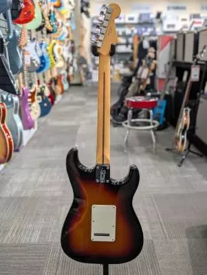 Fender - LH Player Stratocaster - 3-Tone Sunburst 2