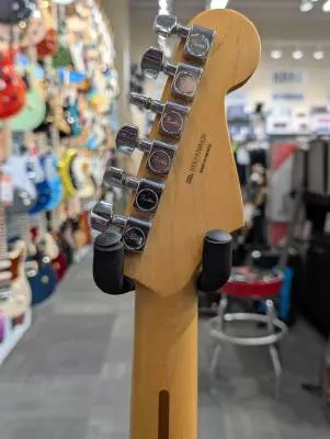 Fender - LH Player Stratocaster - 3-Tone Sunburst 2