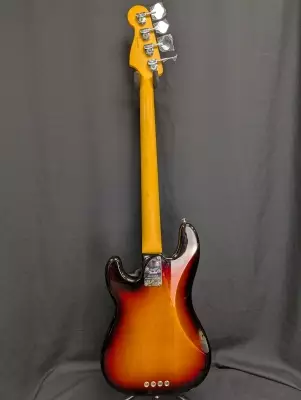 Fender - AM Pro II P Bass - 3-Tone Sunburst 3