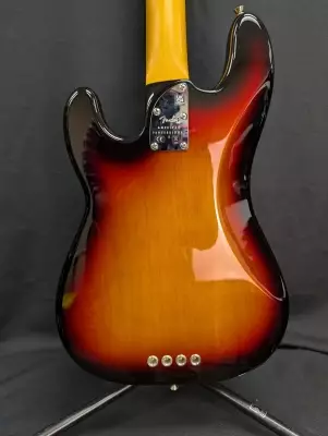 Fender - AM Pro II P Bass - 3-Tone Sunburst 4