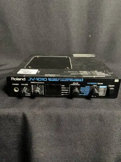ROLAND JV-1010
