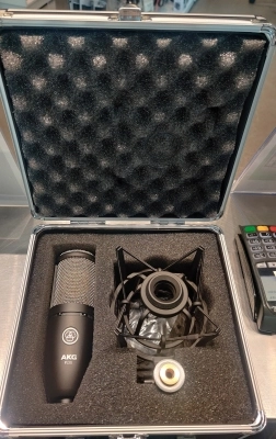 AKG - P220