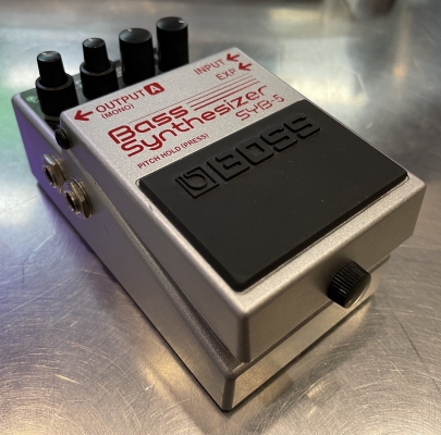BOSS - Bass Synth pedal - SYB-5
